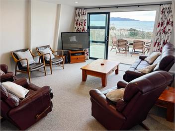 Paraparaumu Beach House · Dogs Welcome - Sunset Shores - 