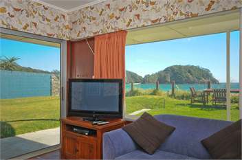 Cedar-Stone Lodge Matapouri waterfront - Tutukaka Coast