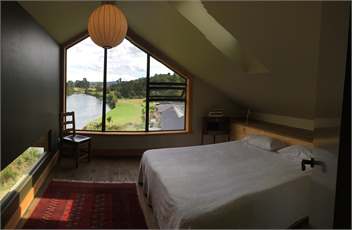 Awahuri - Waterfront River bend retreat (the Modern Bach!) - Taupo