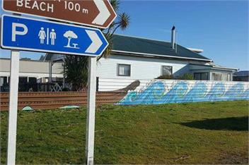 CROOKED MILE COTTAGE - by the sea - Hokitika
