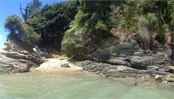 Kenepuru - Great Deck view and Easy Access to Secluded Beach - Marlborough Sounds