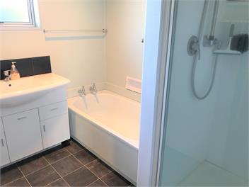 LARGE BACH 500 METRES FROM BEACH - Whangamata