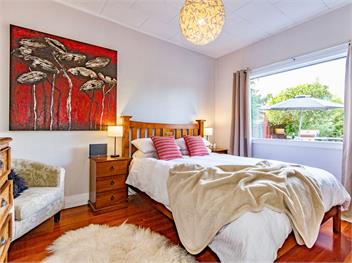 Stag & 3 Pigs (Bachcare) - Ohakune