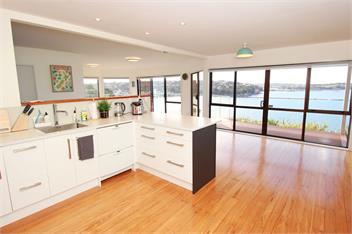 Whale Cove - clifftop holiday home - Whangaparaoa