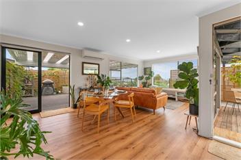 Lake View Retreat - lake views, BBQ & Pizza Oven - Taupo