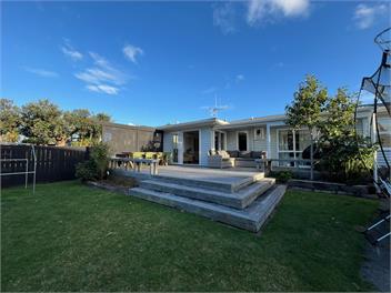Beautiful beach bungalow with pool - Mt Maunganui