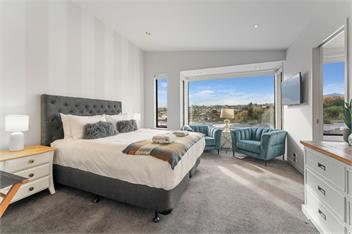 The Moorings Apartment 5 - a stone's throw from the lake! - Taupo