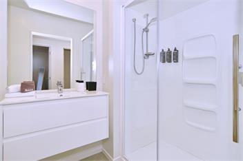 Russley home near the airport, single level with parking - 