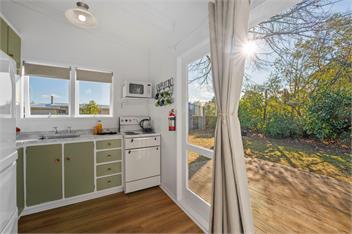 Tui Shack - cosy with lake views - 