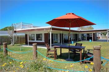 Cedar-Stone Lodge Matapouri waterfront - Tutukaka Coast