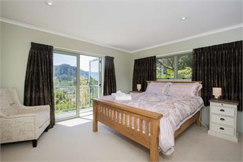 Hilltop Getaway - Views and Spa Pool - Nelson