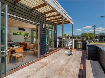Castaway Bach (Bachcare) - Whangamata