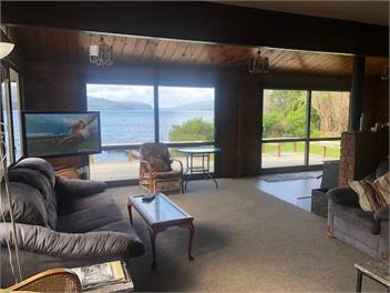 Lakefront Home with large jetty - Rotorua