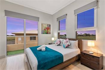 Modern House near Melb Airport, Sleeps 10 - Melbourne