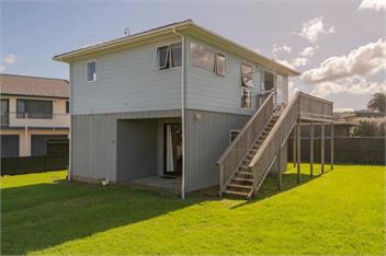 Beach House - Across the Road to the Beach - Whitianga