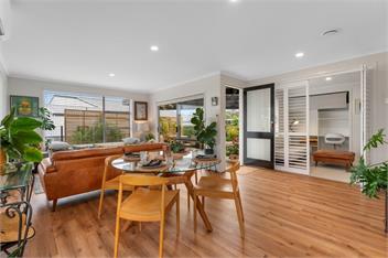 Lake View Retreat - lake views, BBQ & Pizza Oven - Taupo