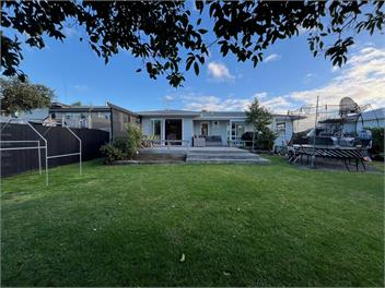 Beautiful beach bungalow with pool - Mt Maunganui