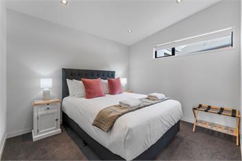 The Moorings Apartment 5 - a stone's throw from the lake! - Taupo