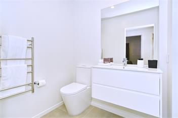 Russley home near the airport, single level with parking - 