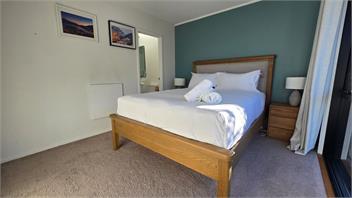 Sunshine Bay Stay | Lake Views & Cosy Fireplace - 