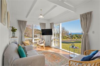 Tui Shack - cosy with lake views - 