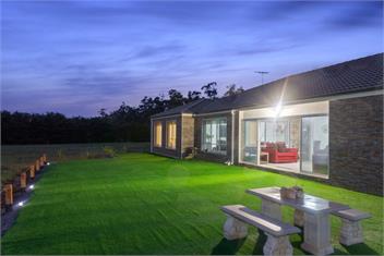 Spacious house near Melb Airport, Sleeps 12  - Melbourne