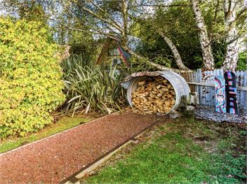 Stag & 3 Pigs (Bachcare) - Ohakune