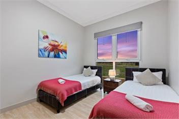 Modern House near Melb Airport, Sleeps 10 - Melbourne