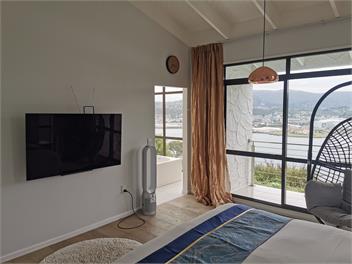 Luxury accommodation with spectacular Harbour view - Dunedin 