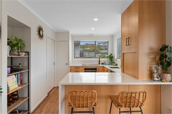 Lake View Retreat - lake views, BBQ & Pizza Oven - Taupo