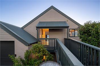 Lakeview Paradise: 3BR, Hot Tub, BBQ, Garden - Queenstown