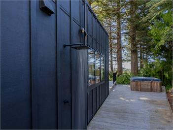Modern Coastal Tree House (Bachcare) - Whangamata
