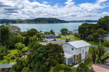 Barefoot at the Bay (Bachcare) - Raglan
