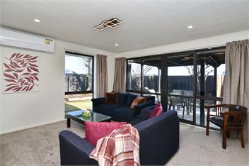 Russley home near the airport, single level with parking - 