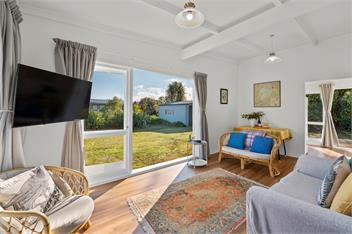 Tui Shack - cosy with lake views - 