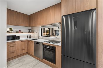 Secure Quiet CBD Townhouse | Free Parking + EV  - 