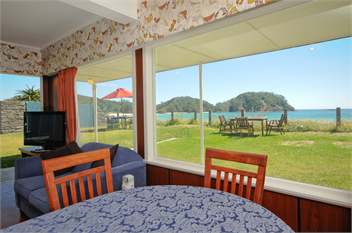 Cedar-Stone Lodge Matapouri waterfront - Tutukaka Coast