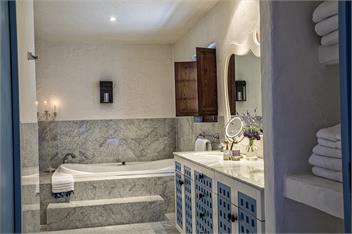 Villa South Pacific | Sleeps 10 | Swimming Pool | Spa Pool | Tennis Court | Amazing Views - Wanaka