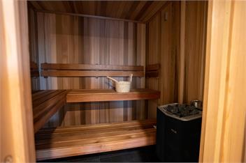 Castle Cliff Lodge | Sauna, Spa Pool + Games Room | Amazing Views - Queenstown