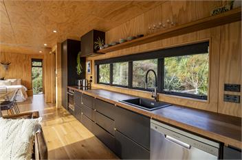 Private Modern Bach near the beach - Raglan