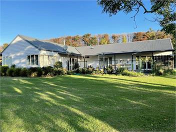 Hilltop farm house- Perfect for groups and Gatherings - Auckland 