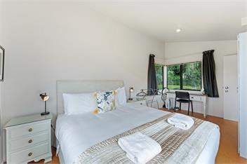 Lake-view Hideaway - Acacia Bay - Taupo
