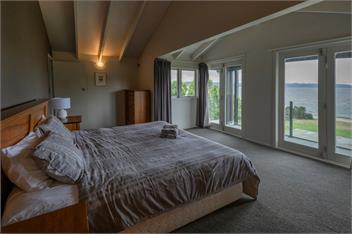 Lounge to Lake - Water's Edge, Lake Rotorua - Rotorua