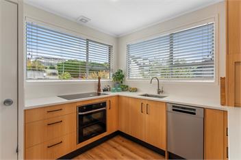 Lake View Retreat - lake views, BBQ & Pizza Oven - Taupo