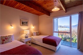 Queenstown Lakeside Gem: 3 BDR, Wi-Fi & Parking - Queenstown