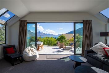 Lakeview Paradise: 3BR, Hot Tub, BBQ, Garden - Queenstown