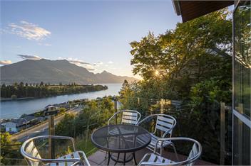 Amazing Lake & Mountain Views - Queenstown