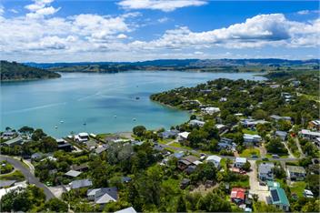 Barefoot at the Bay (Bachcare) - Raglan