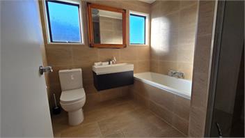 Sunshine Bay Stay | Lake Views & Cosy Fireplace - 