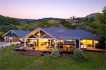 NEW large Richmond semi rural spacious quiet home with outdoor spa. -